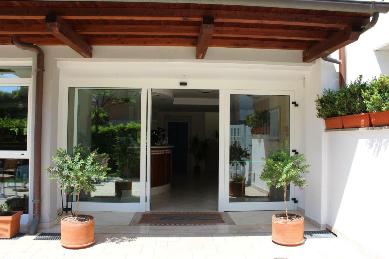 Hotel Mare Azzurro Terracina Eksteriør billede